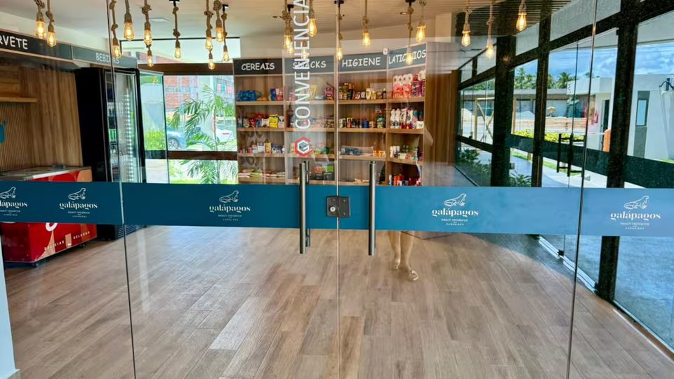 Área de conveniência do condomínio com mini market e recepção.